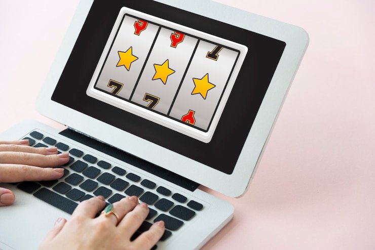 Ilustrasi perlindungan data dan enkripsi keamanan online di platform hiburan digital